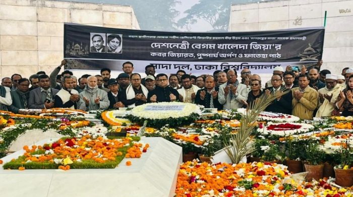 জিয়াউর রহমান ও খালেদা জিয়ার কবর জিয়ারত ঢা‌বি সাদা দলের